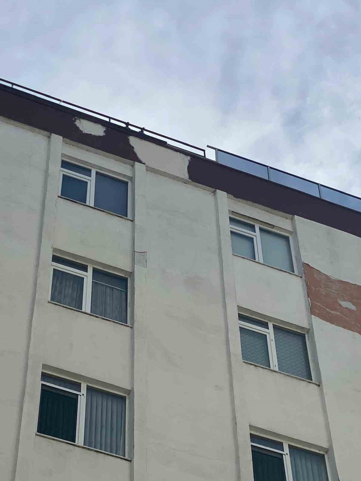 Binadan Düşen Sıva Parçaları Tehlike Saçıyor 2