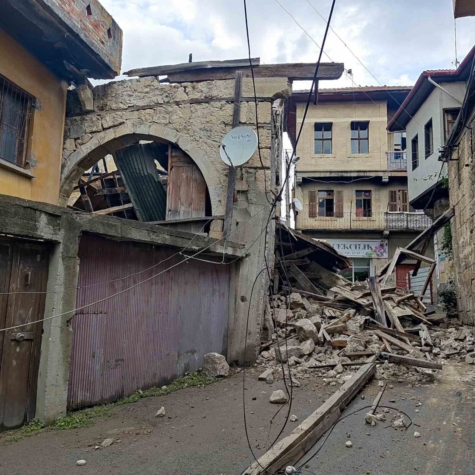 Daha Önce Yangında Zarar Gören Eski Bina Yağışlı Havada Çöktü 2