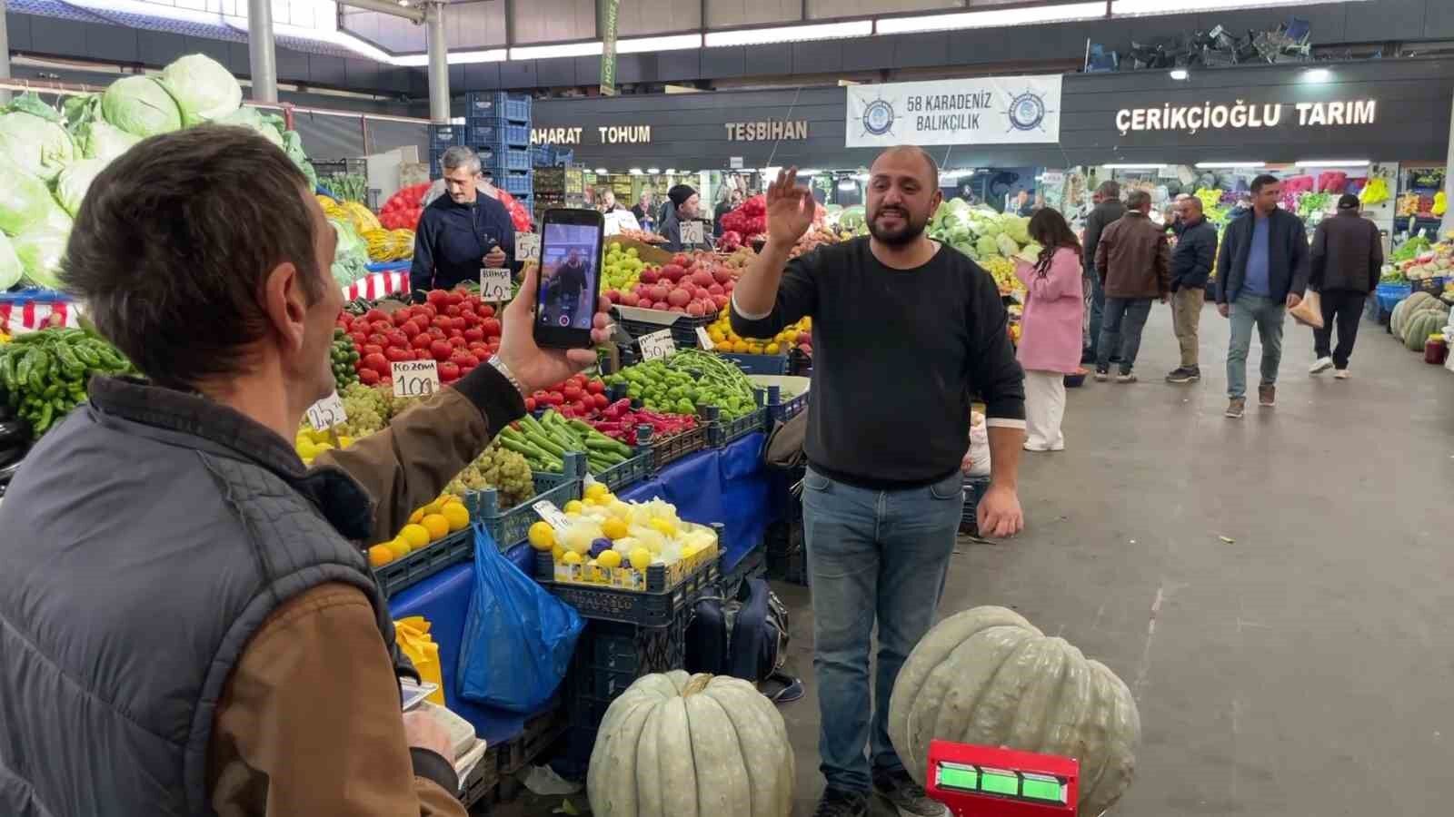 Ele Avuca Sığmayan 60 Kiloluk Bal Kabağı El Arabasıyla Taşınıyor 2