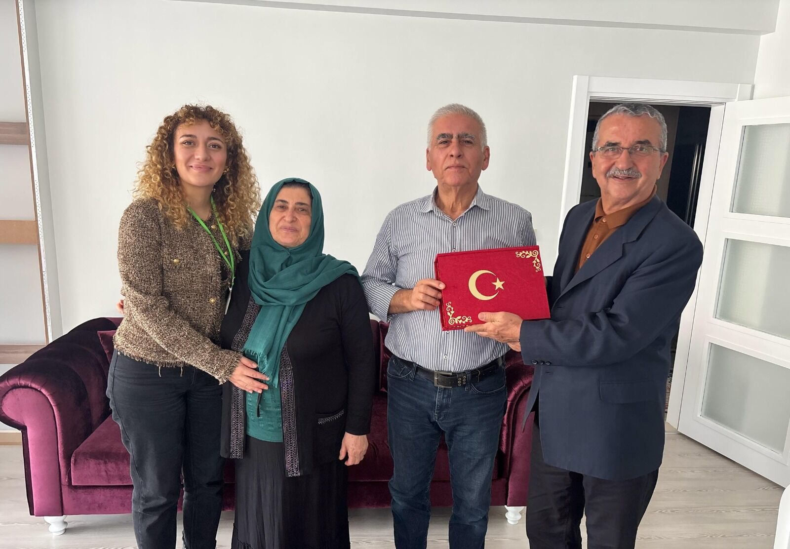 Evlerinde ziyaret edildiler: Gazilere Ayyıldızlı hediye ve minnet mesajı-1