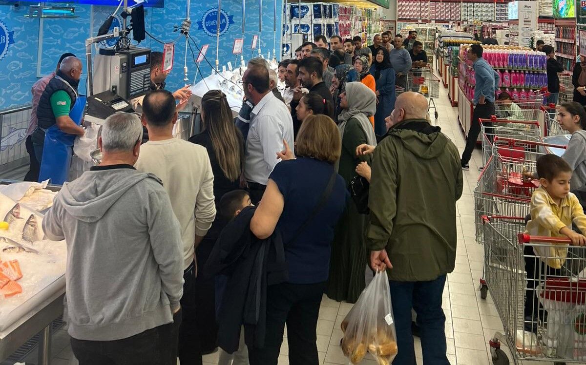 Hamsinin Kilosu 50 Liraya Düştü, Vatandaşlar Markete Akın Etti 2