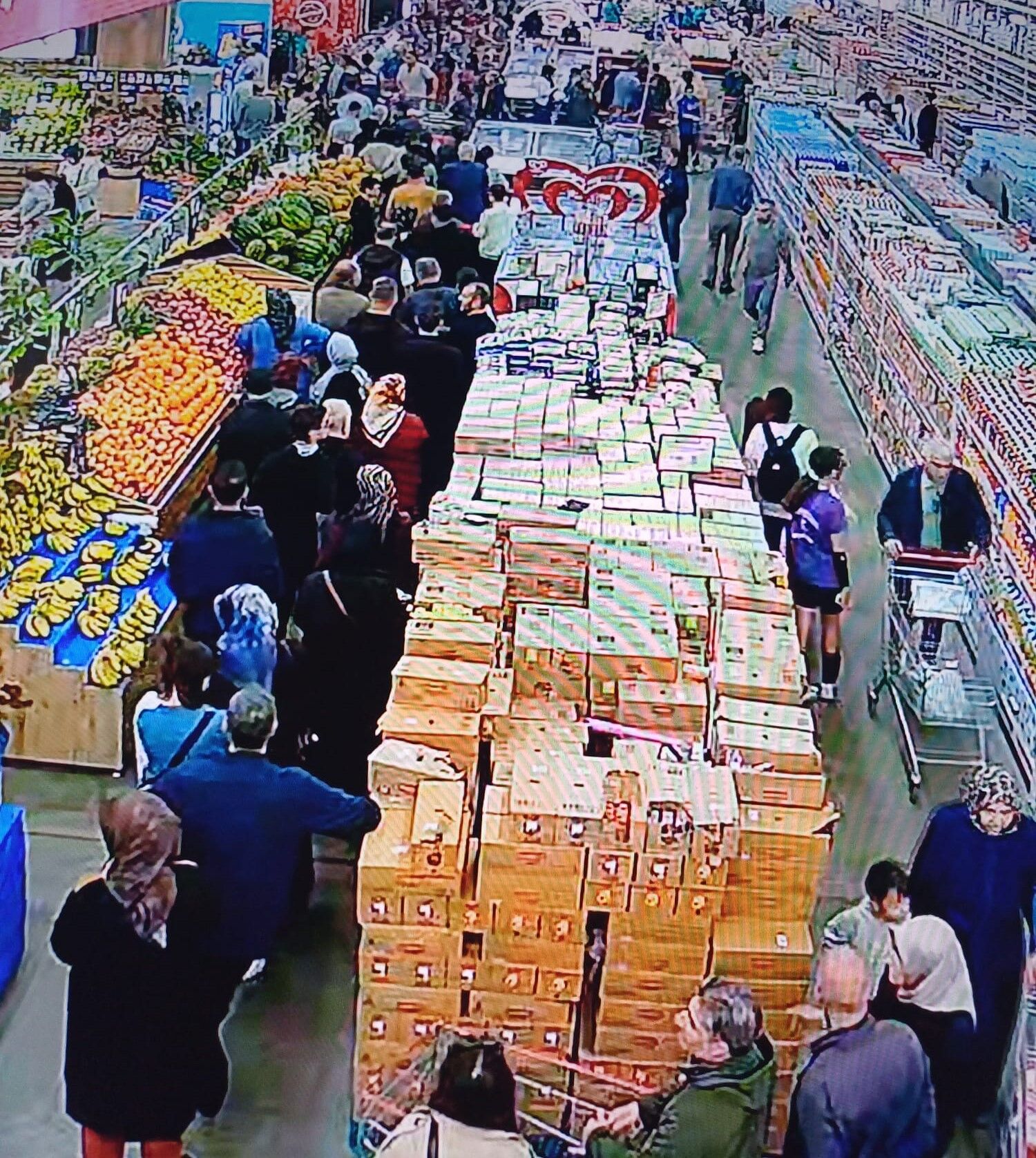 Hamsinin Kilosu 50 Liraya Düştü, Vatandaşlar Markete Akın Etti 3