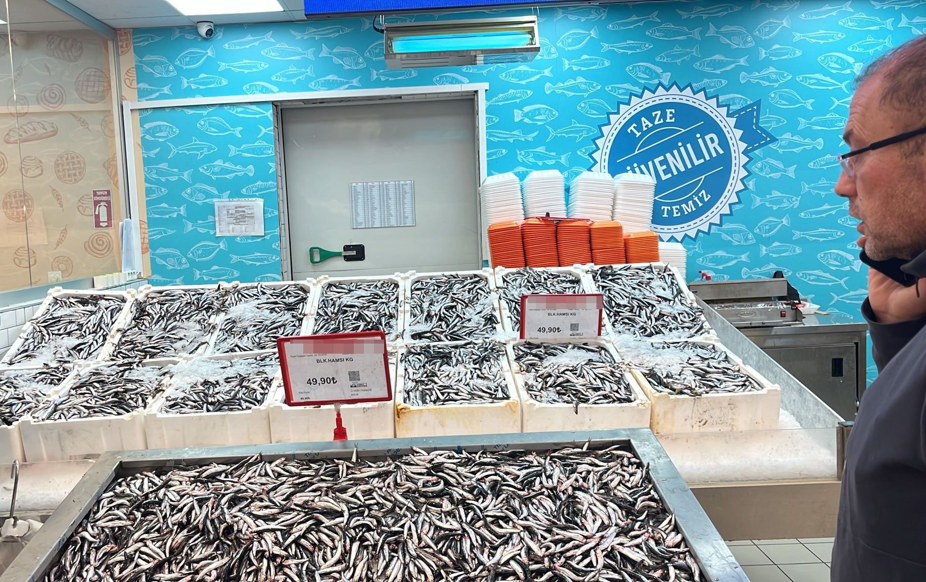 Hamsinin Kilosu 50 Liraya Düştü, Vatandaşlar Markete Akın Etti