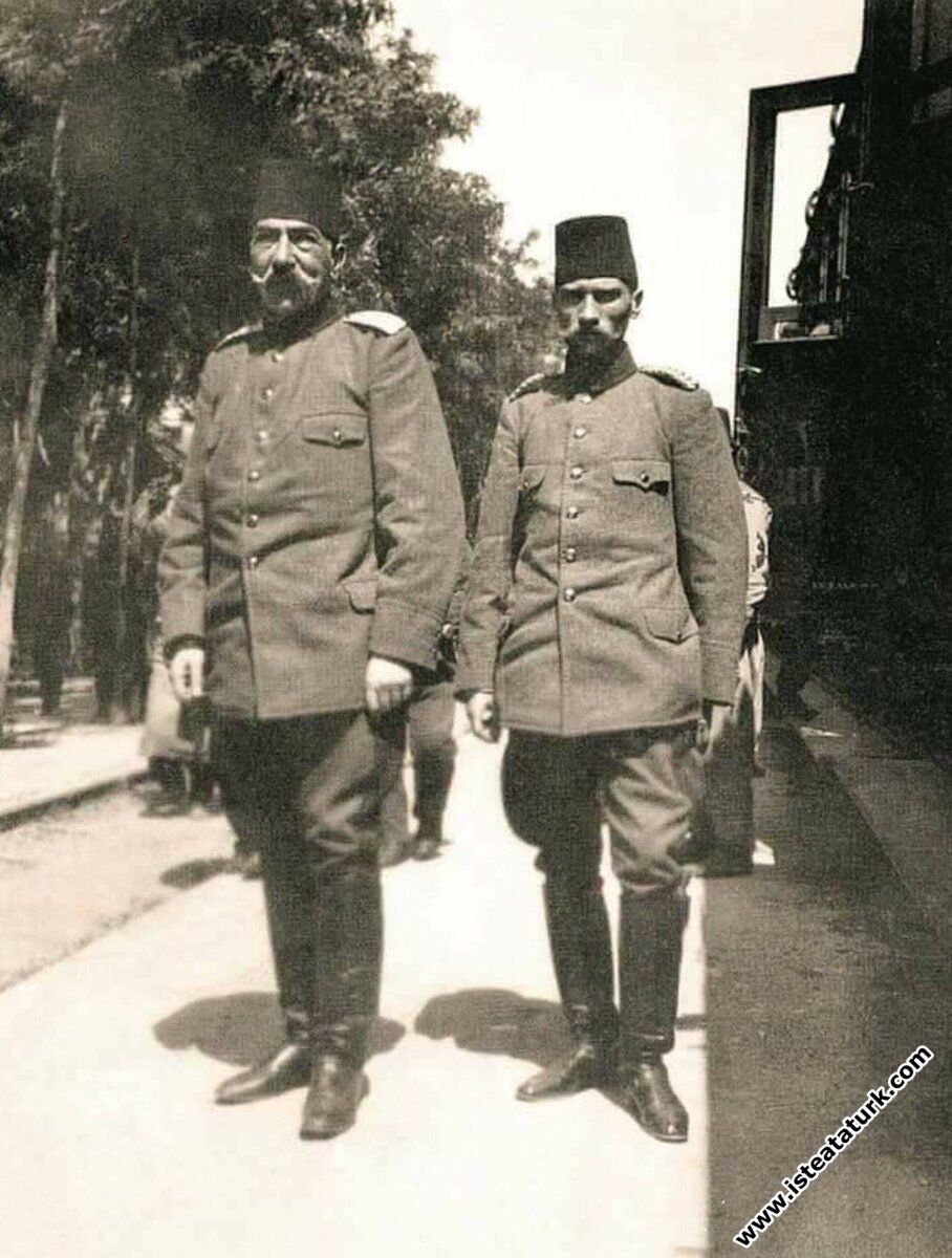 Hareket Ordusu Komutanı Hüseyin Hüsnü Paşa Ve Mustafa Kemal Bey