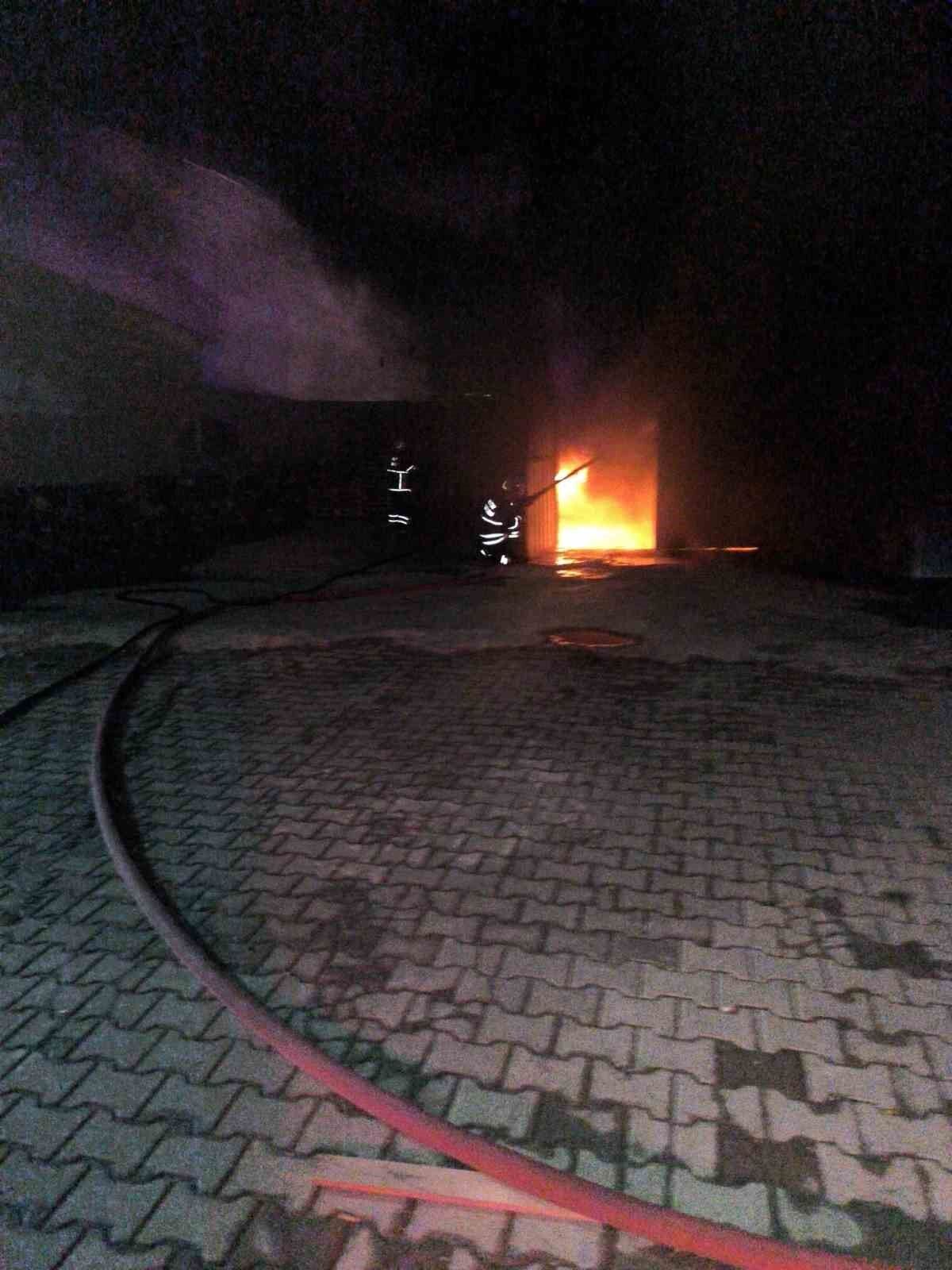 Hatay’da Depo Alevlere Teslim Oldu 2