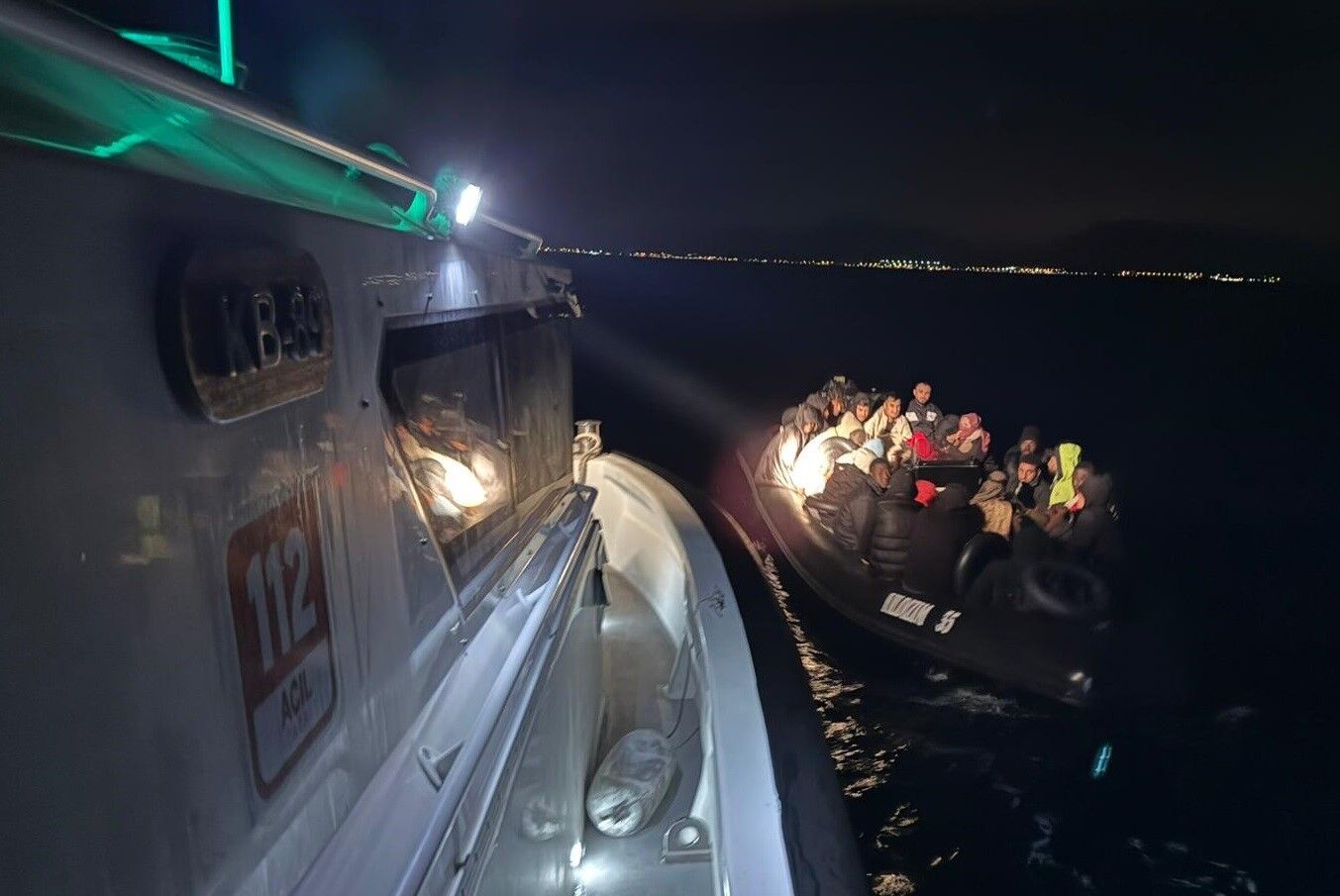 İzmir Açıklarında 27 Düzensiz Göçmen Yakalandı, 14 Göçmen Kurtarıldı 2