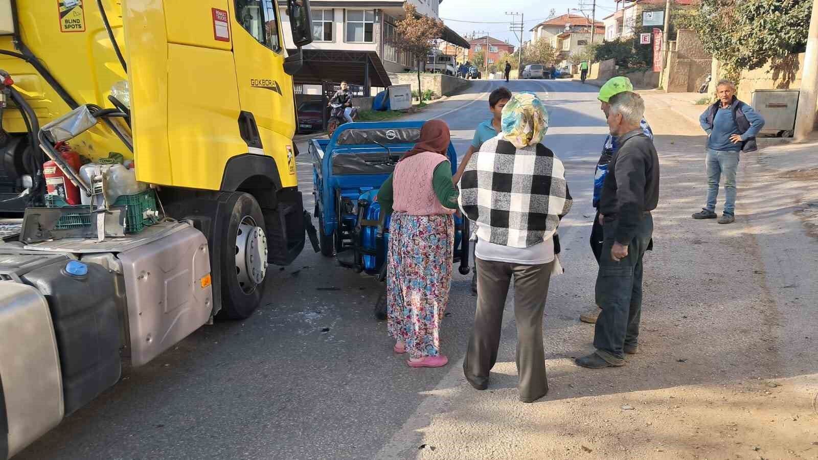 İznik’te Elektrikli Bisiklet Ile Tır Çarpıştı 1 Yaralı 2