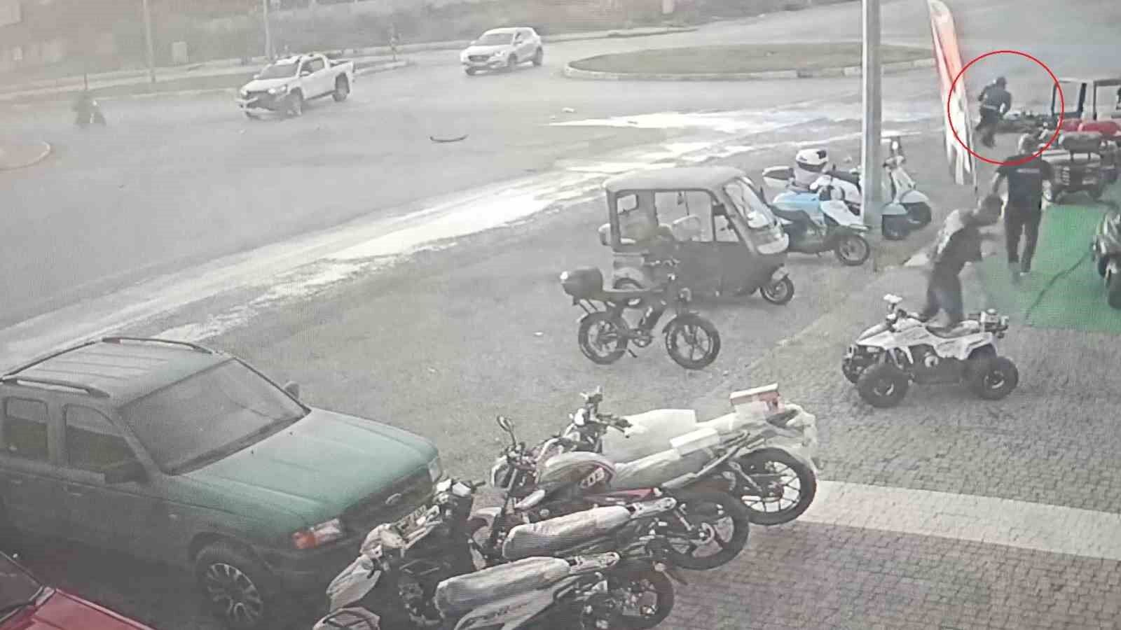 Kamyonetle Çarpışıp Motosikletiyle 25 Metre Sürüklendi, Kask Sayesinde Hayata Tutundu 2