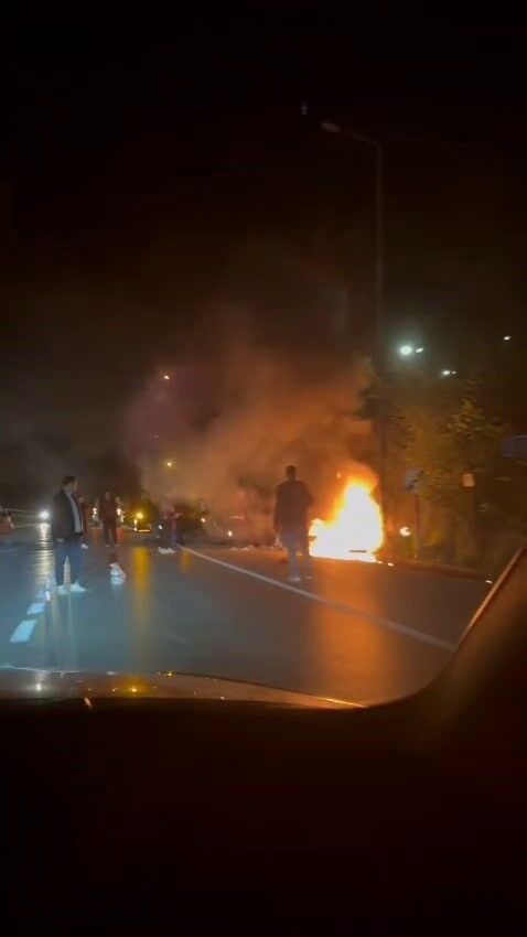 Otomobille Çarpışan Motosiklet Alev Topuna Döndü 1'I Ağır 2 Yaralı