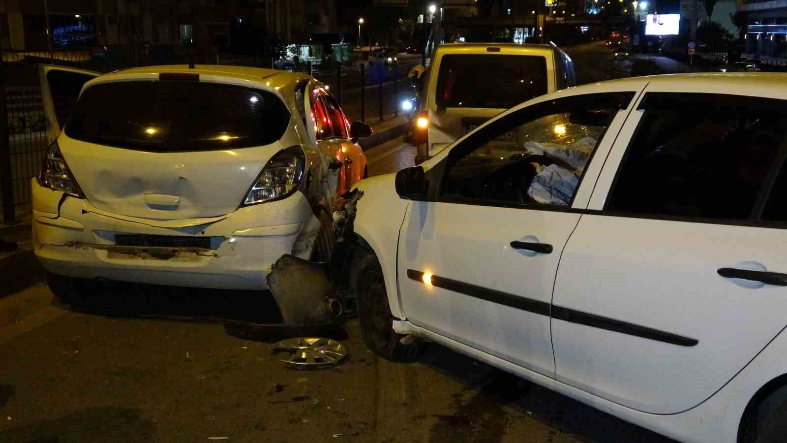 Refüje Çarpan Araç Zincirleme Kazaya Sebep Oldu 1 Yaralı 2