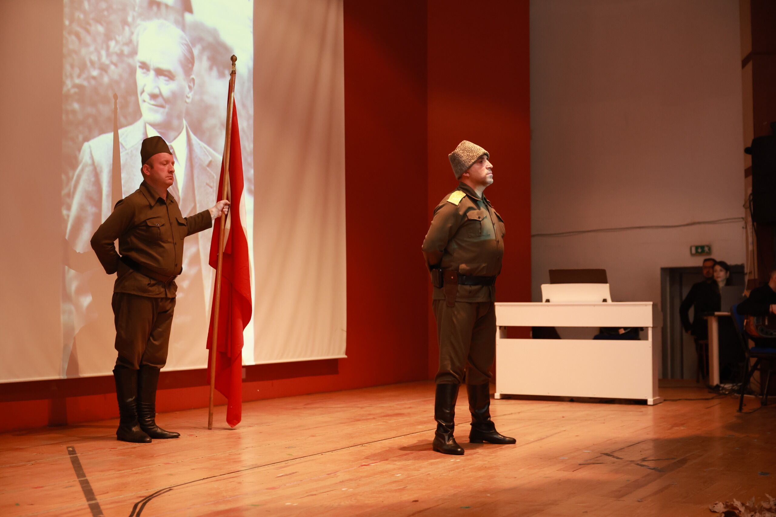 Bayraklar yarıya indi, Derince’de öğrencilerden anlamlı 10 Kasım programı-2