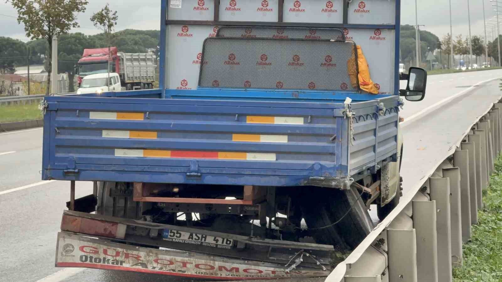 Samsun’da Otomobil Kamyonete Çarpıp Bariyere Girdi 3 Yaralı 2