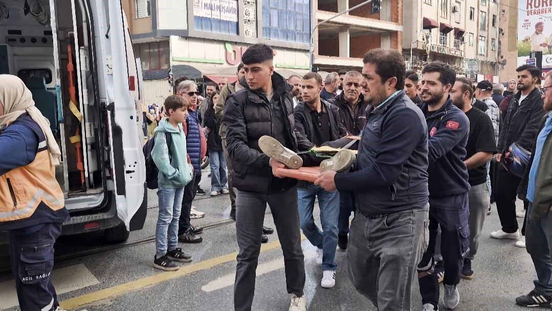 Sultangazi'de Otomobil Ile Motosiklet Tramvay Yolunda Çarpıştı 2