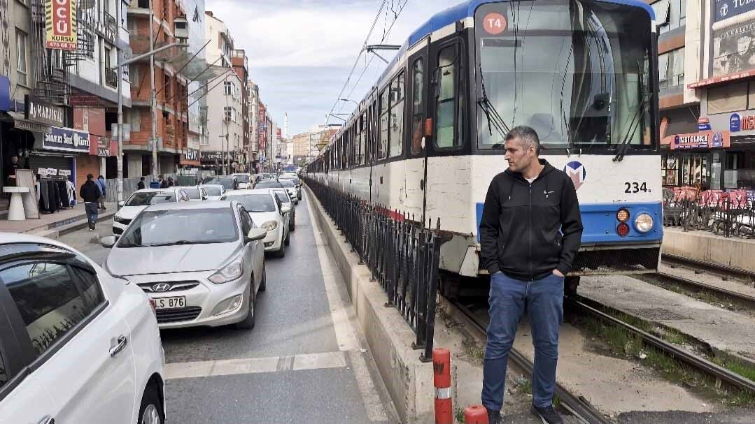 Sultangazi'de Otomobil Ile Motosiklet Tramvay Yolunda Çarpıştı