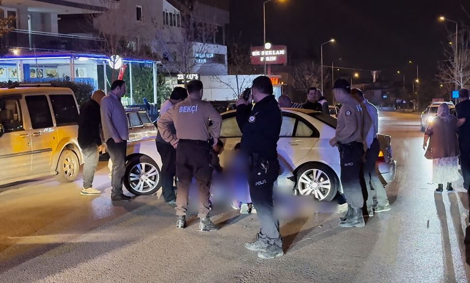 Yola Kontrolsüz Çıkan Otomobil, Motosikletle Çarpıştı 1 Yaralı 2