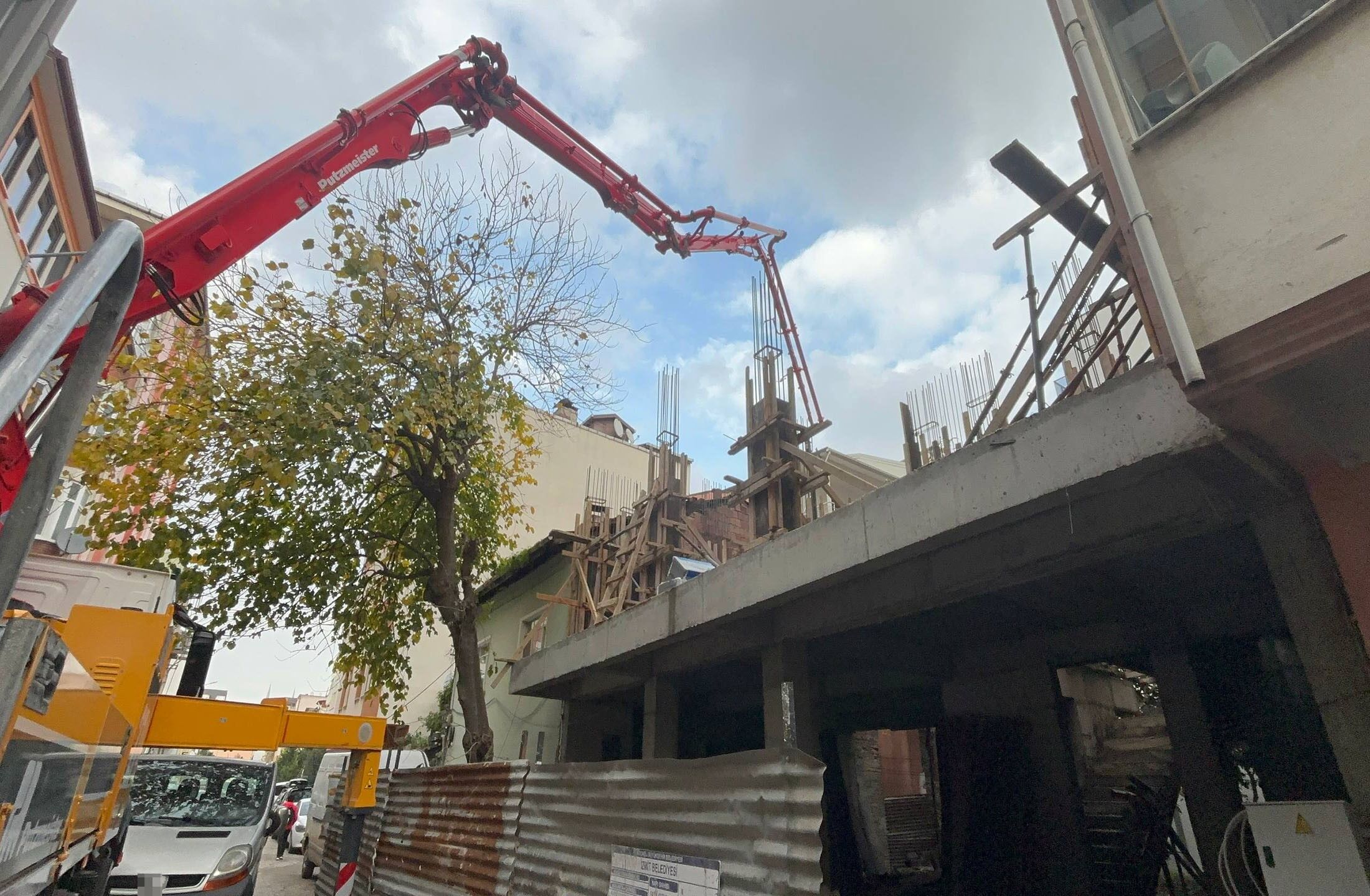 Kocaeli’de Inşaat Çalışması Sırasında Evin Duvarı Yıkıldı Yatak Odası Betonla Doldu-1