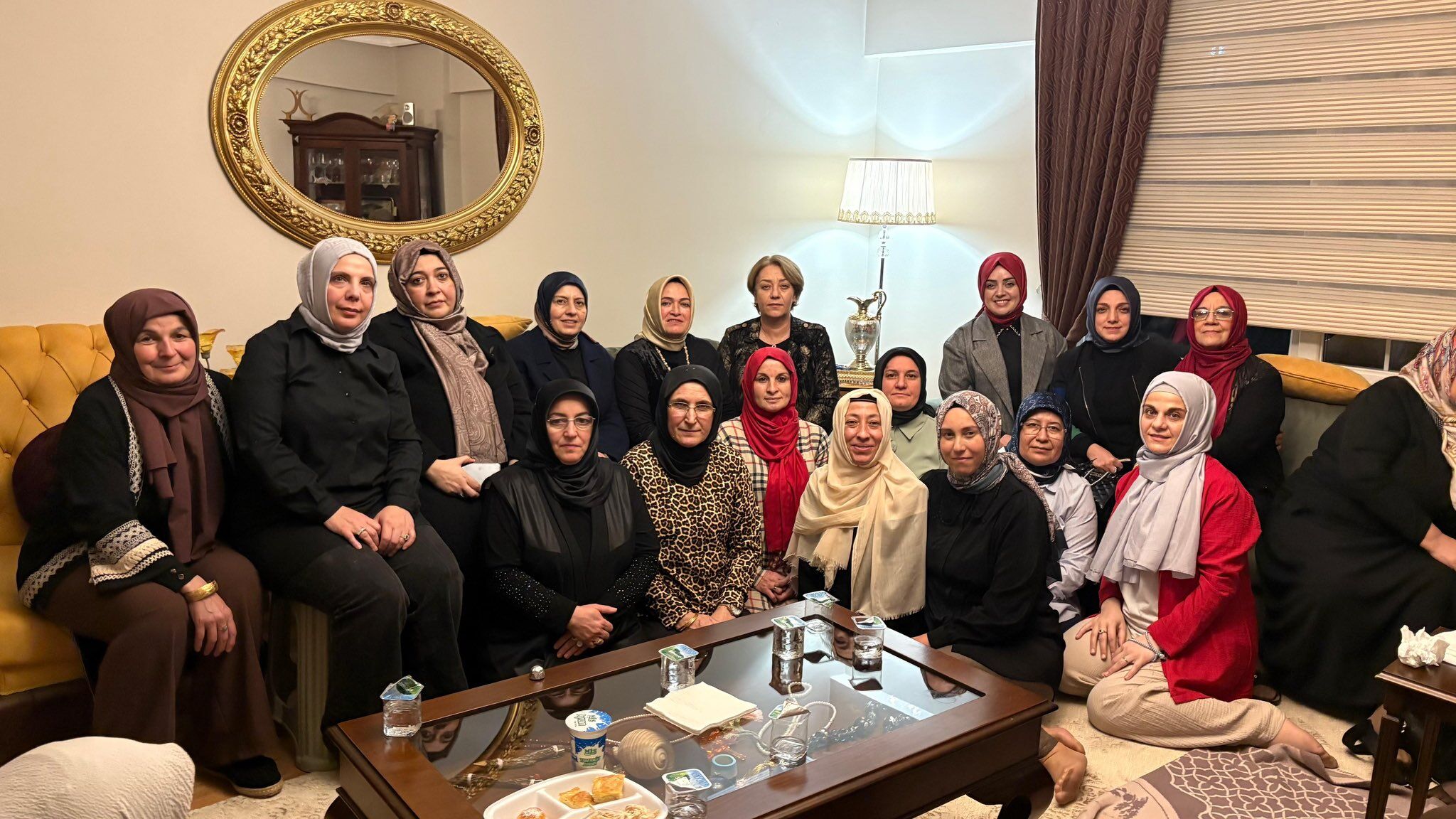 Ak Parti Kocaeli Kadın Kollarından Umre Görevini Tamamlayan Kahveci’ye Ziyaret 4