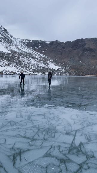 Artvinli Gençler Buz Tutan Karagöl’de Taş Atıp Test Ettiler, Sonra Eğlendiler 2