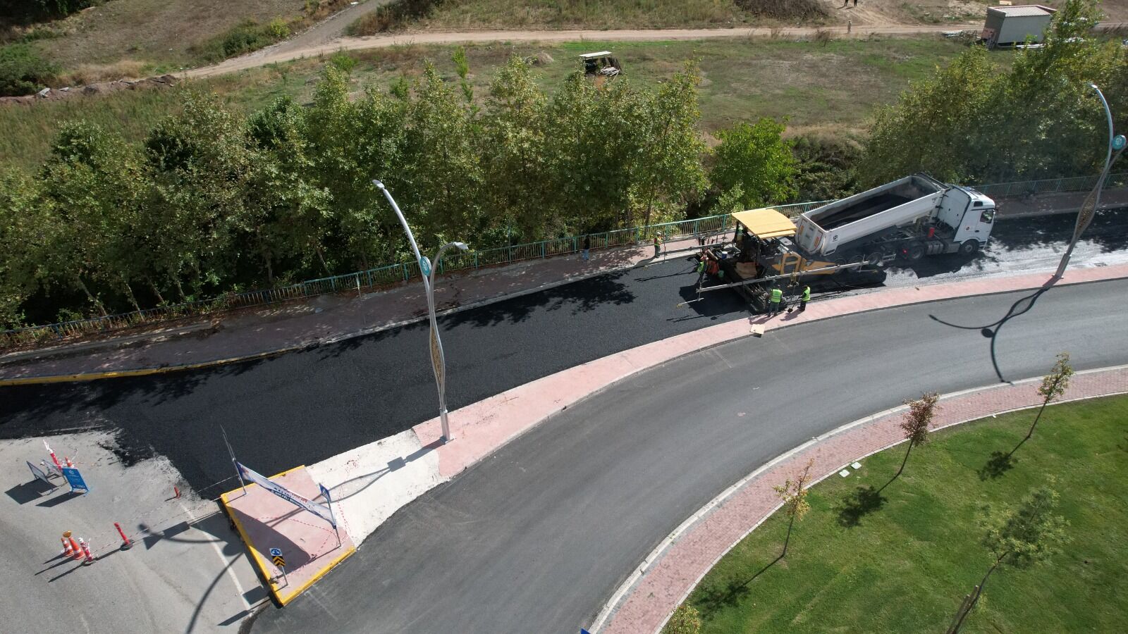 Başiskele Hoca Ahmet Yesevi Caddesi'nde Son Kat Asfalt Serimi Başladı (8)