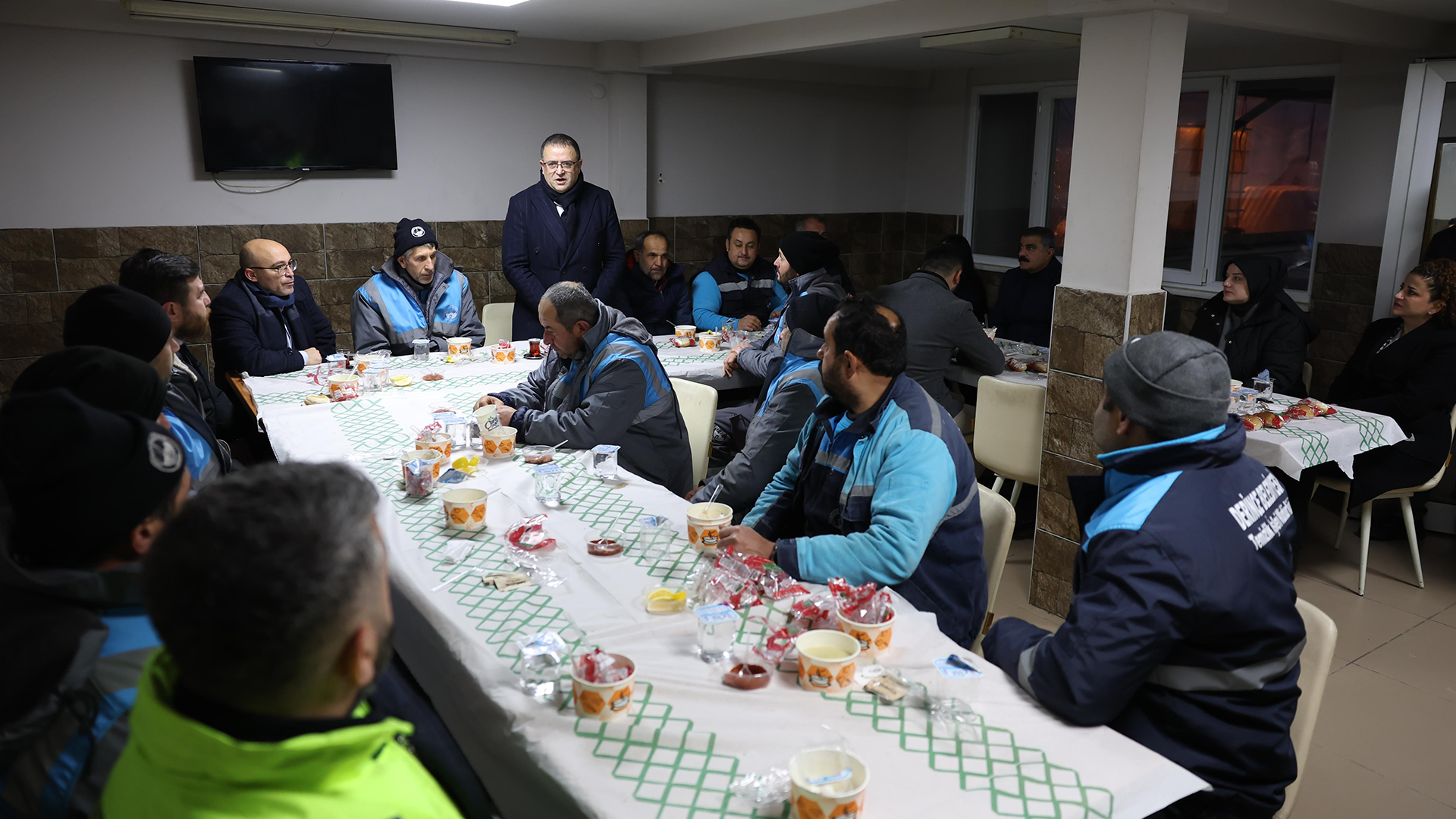 Başkan Gökçe Derince'de Temizlik İşleri Personeliyle Yeni Yıla Girdi 2