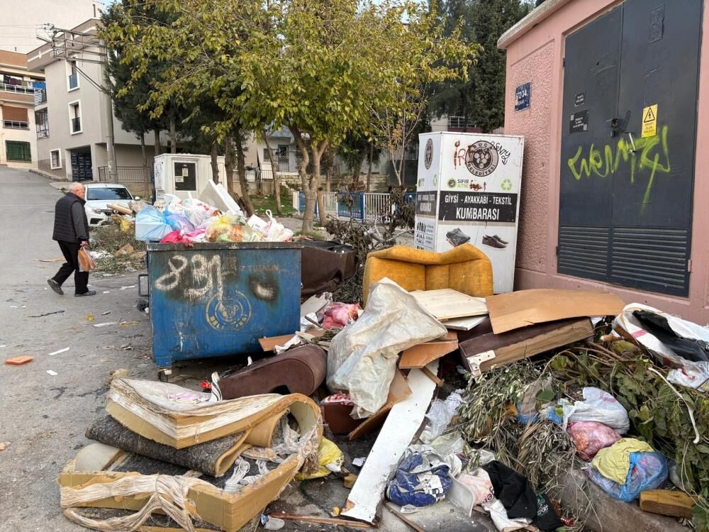 Buca’da Park Manzaralı Çöp Dağları 2