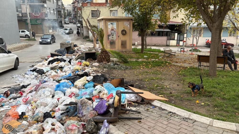 Buca’da Park Manzaralı Çöp Dağları 3