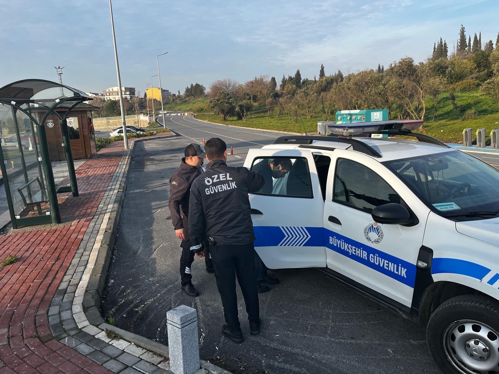 Zabıta ekiplerinden örnek davranış: Yaşlı vatandaşı evine kadar bıraktılar-kocaelitv-1