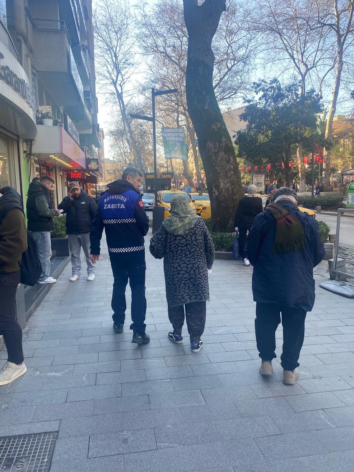 Zabıta ekiplerinden örnek davranış: Yaşlı vatandaşı evine kadar bıraktılar-kocaelitv-3