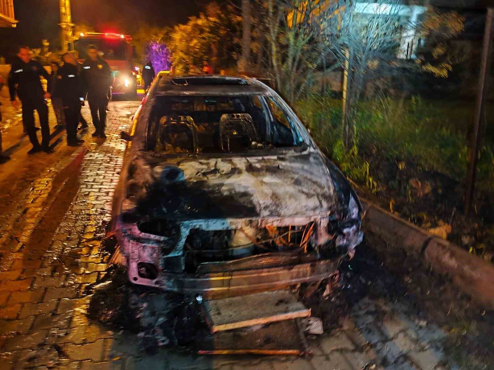 Defne’de Otomobil Alevlere Teslim Oldu 2