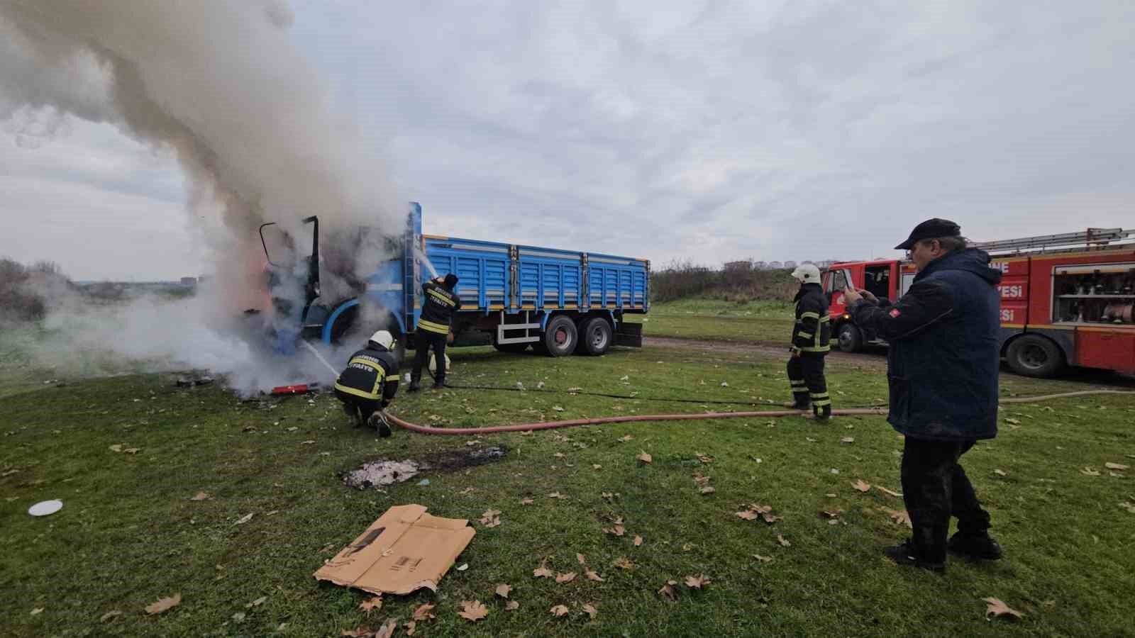 Edirne’de Park Halindeki Kamyon Alevlere Teslim Oldu 2
