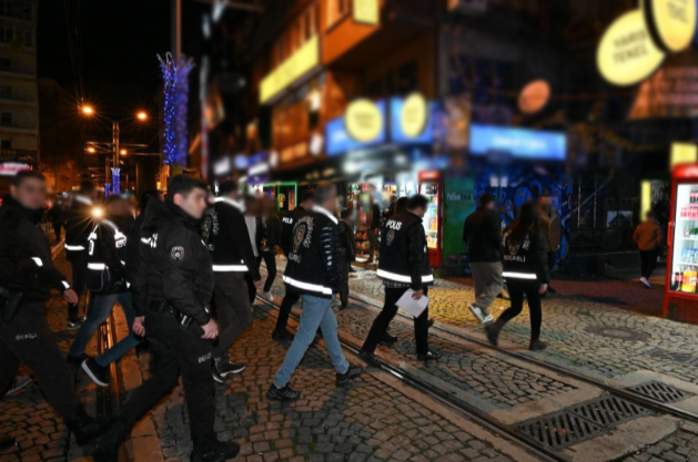 İzmit’te gece denetimi: 28 işletme kontrol edildi, ruhsatsız müzik tespit edildi-1