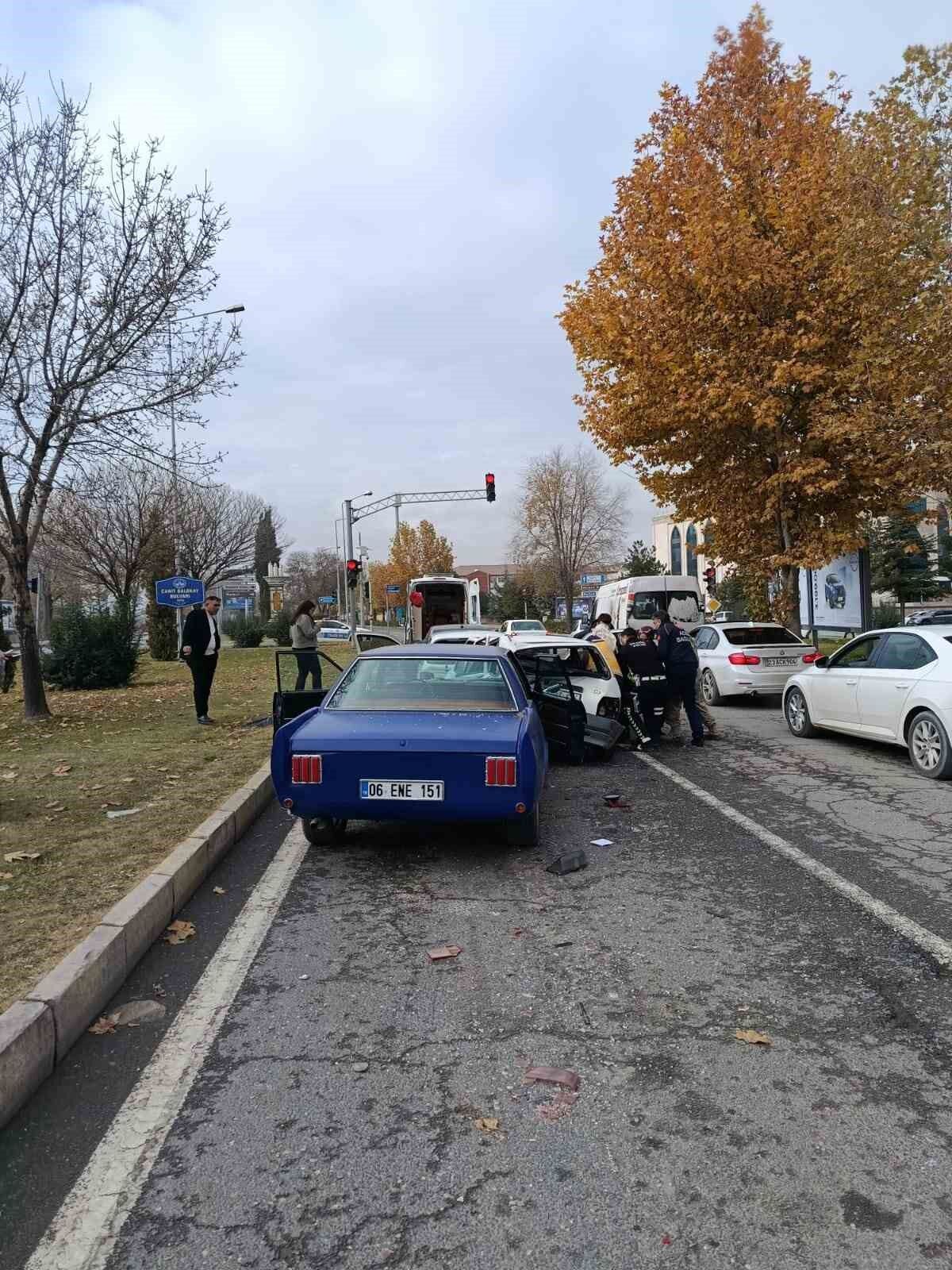 Elazığ’da 4 Araçlı Zincirleme Kaza 1 Yaralı 2