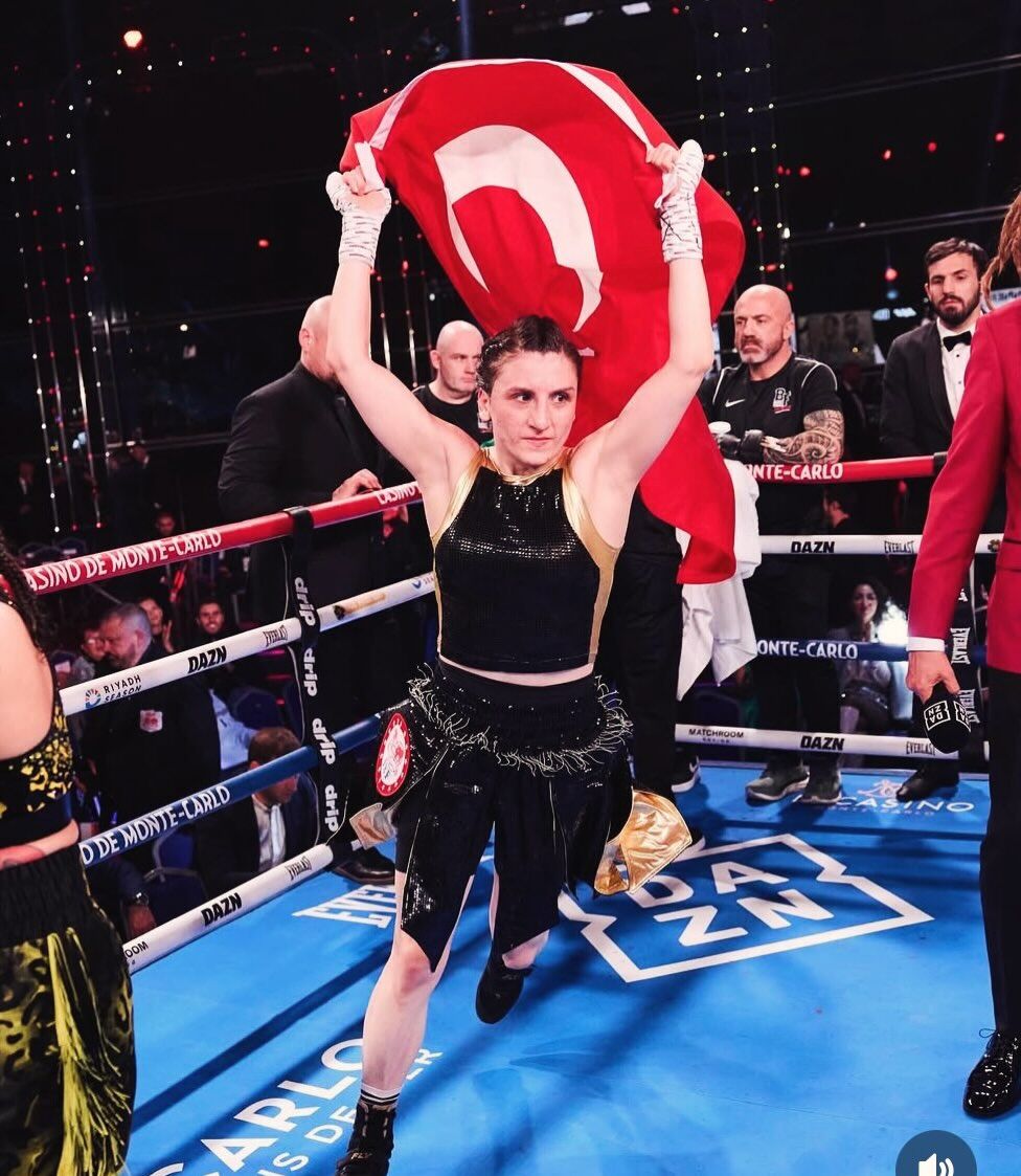 RİNGDE DESTAN YAZDI: BAYBURTLU ELİF NUR TURHAN ARTIK DÜNYA ŞAMPİYONU