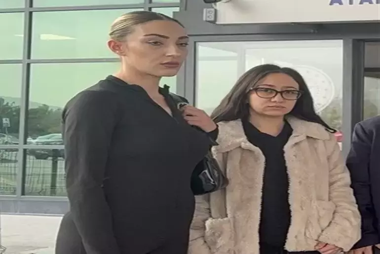 Gullu Kızı Kacmaya Calisirken Yakalandi