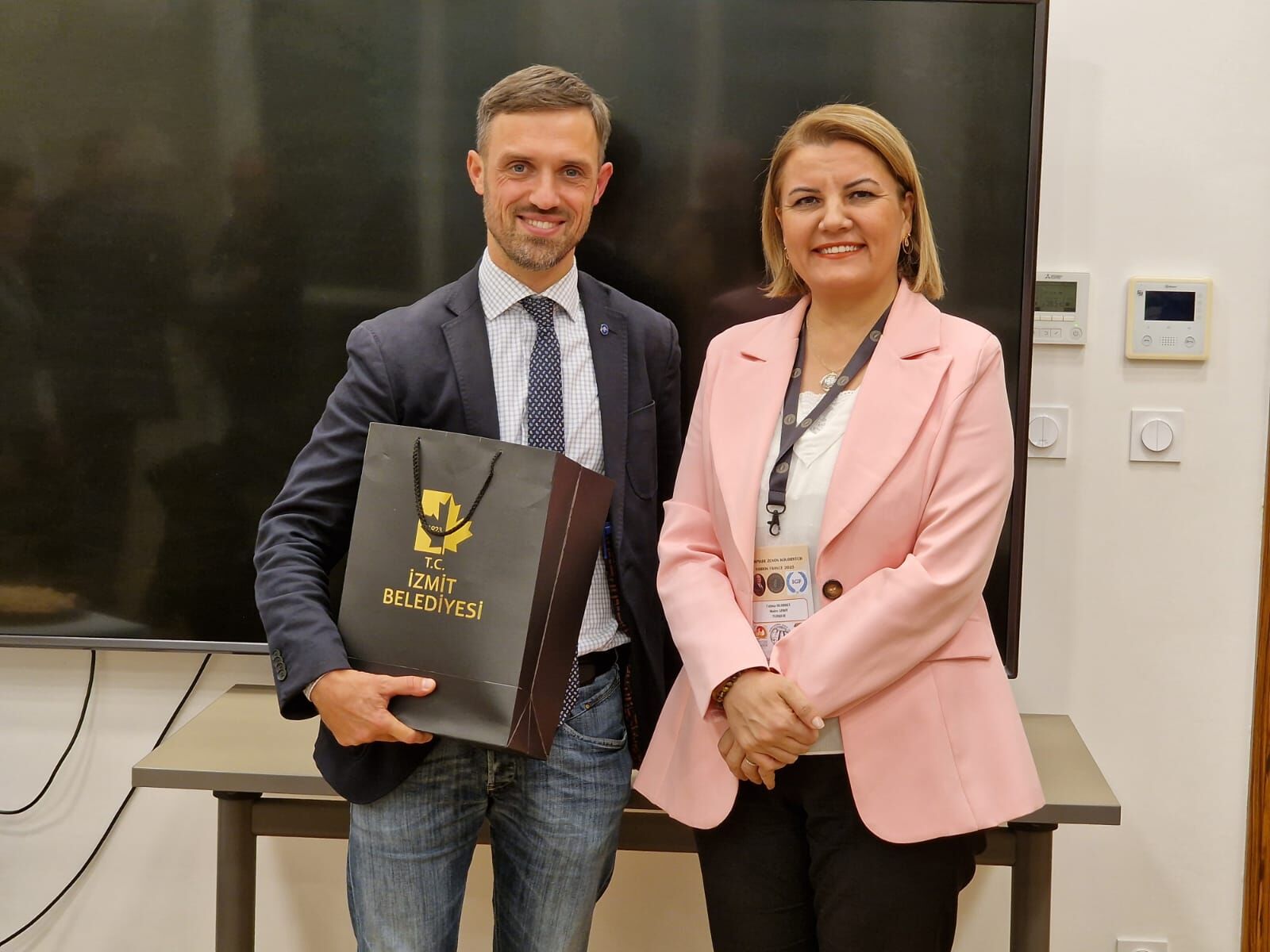 İzmit Sanat Akademisi’nin Folklor Başarısı Fransa’da Taçlandı