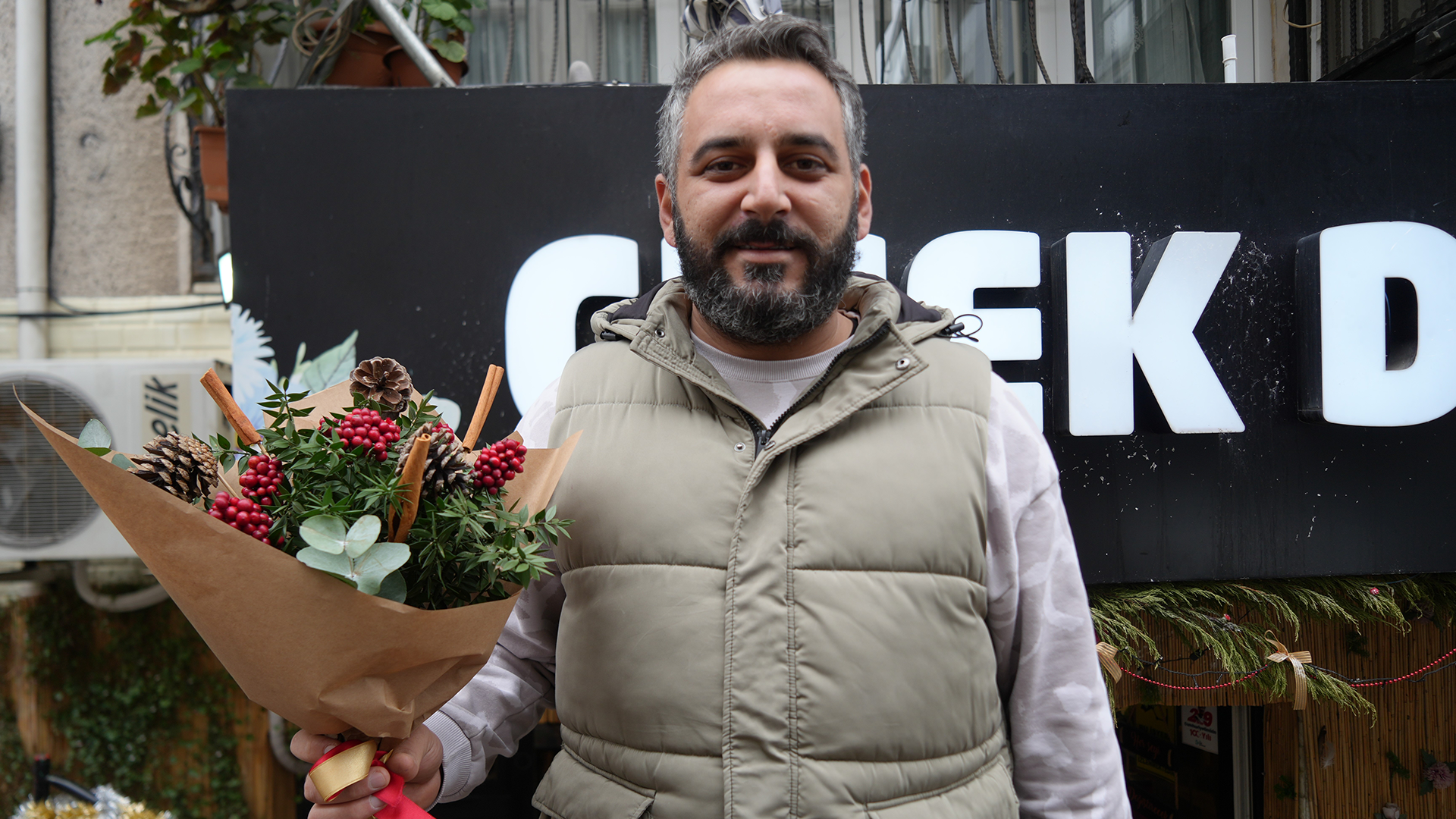 İzmit'te Yılbaşı Öncesi Sevimli Hırsızlık Sokak Köpeği Kokina Buketini Kaptı 3