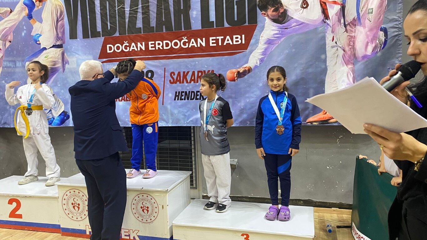 Kartepe’nin Minik ve Yıldız Karatecileri Hendek’te Zirveye Çıktı-kocaelitv-3