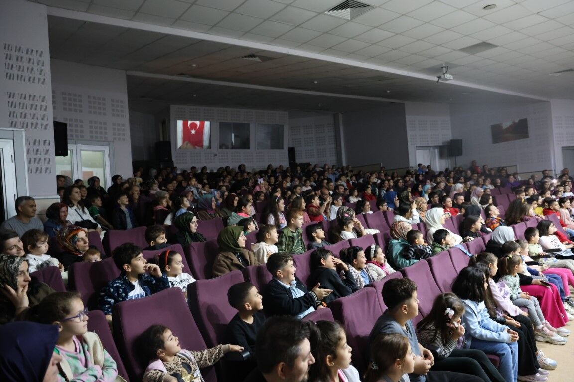 Kartepe’de Çocuk Tiyatrosu Coşkusu: “Karınca Kararınca” Miniklerle Buluştu-1