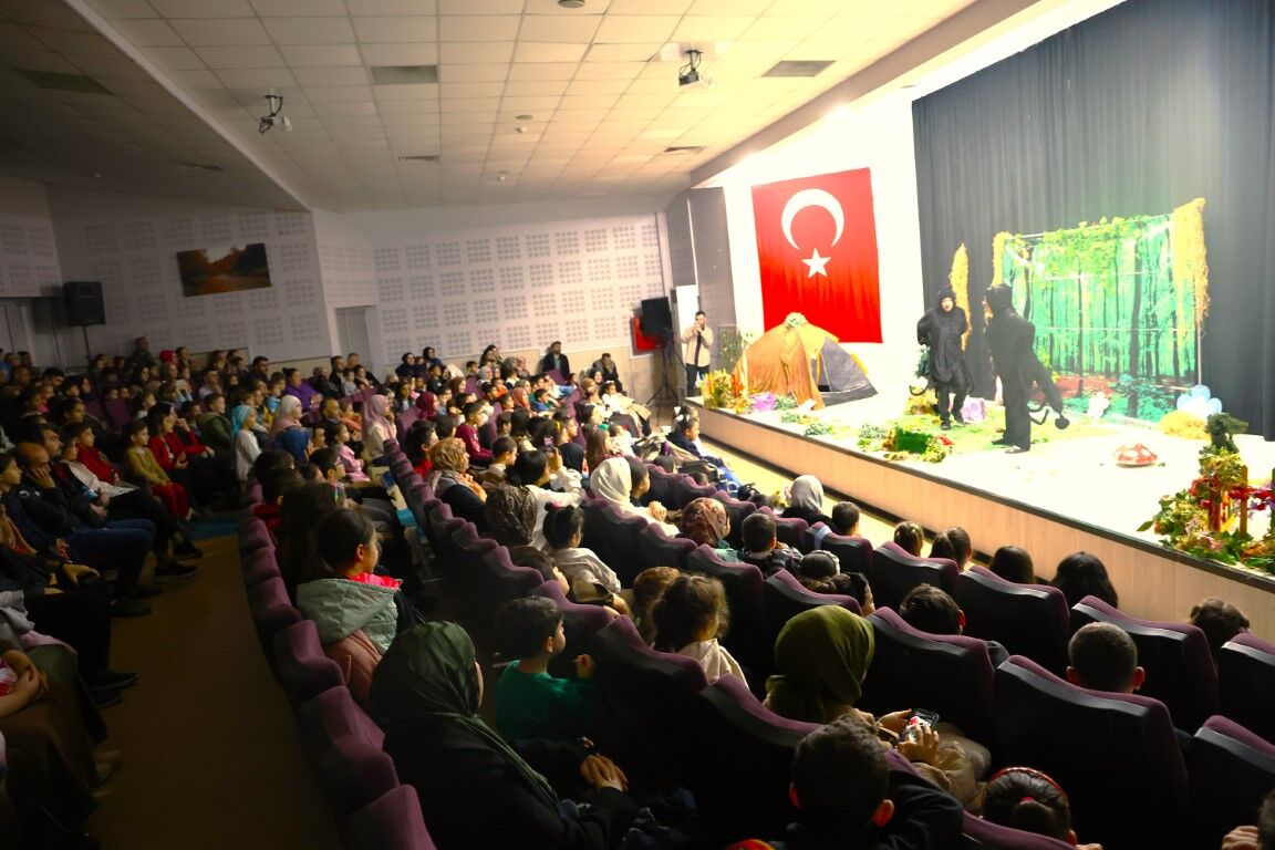 Kartepe’de Çocuk Tiyatrosu Coşkusu: “Karınca Kararınca” Miniklerle Buluştu-2