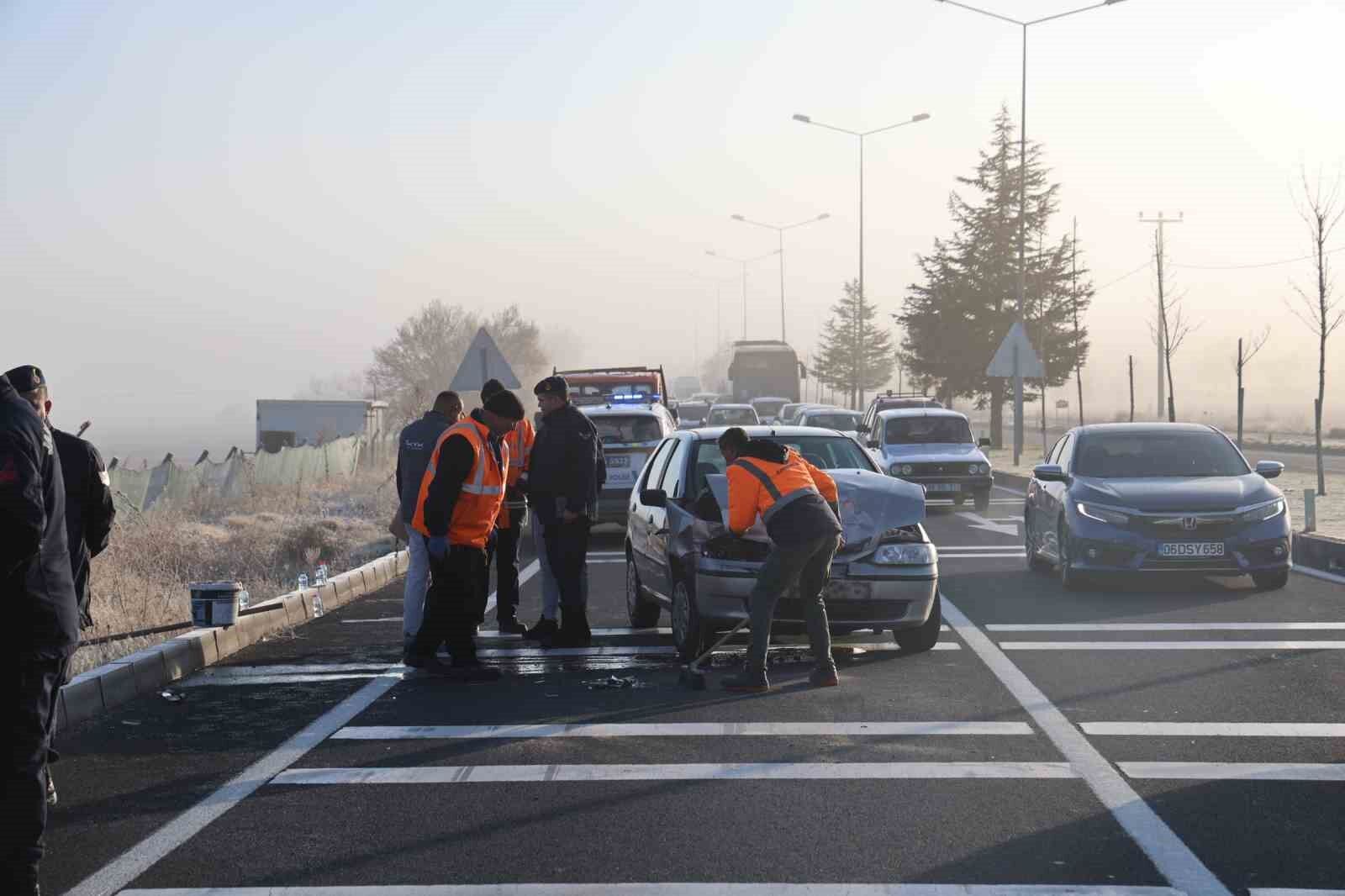 Kırmızı Işıkta Bekleyen Araca Çarptı 3 Yaralı 2