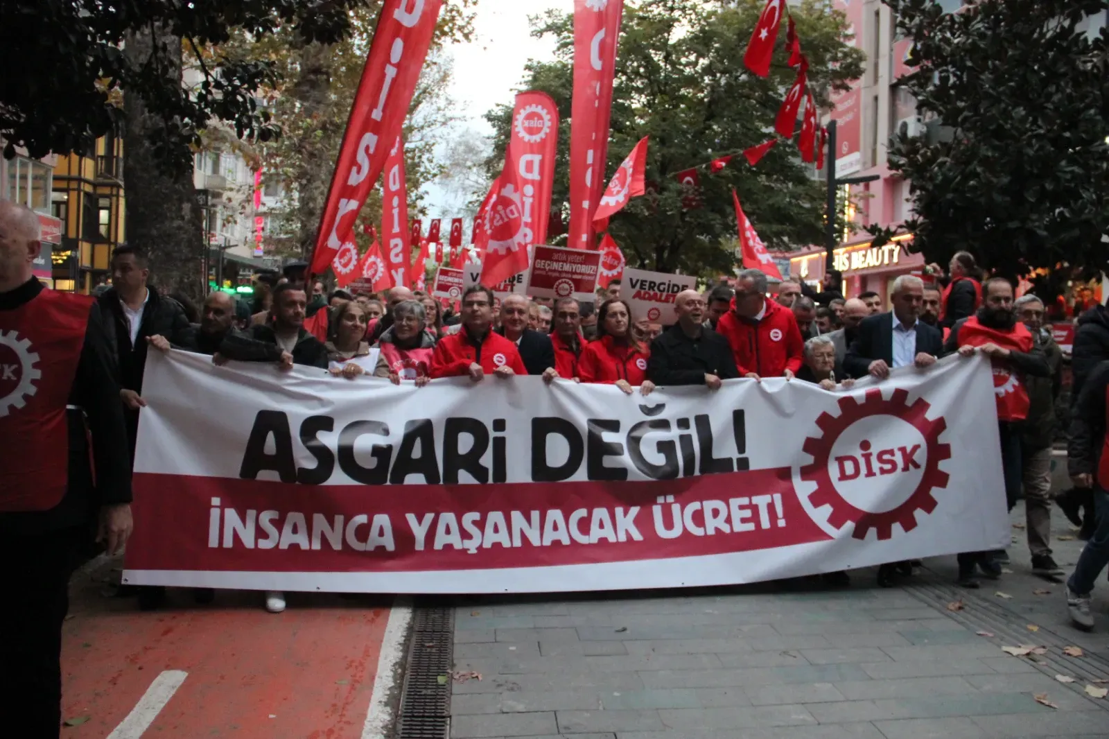 Kocaeli’de Di̇sk’li İşçiler Sokağa Çıktı “Asgari Değil, İnsanca Yaşayacak Ücret İstiyoruz” 1