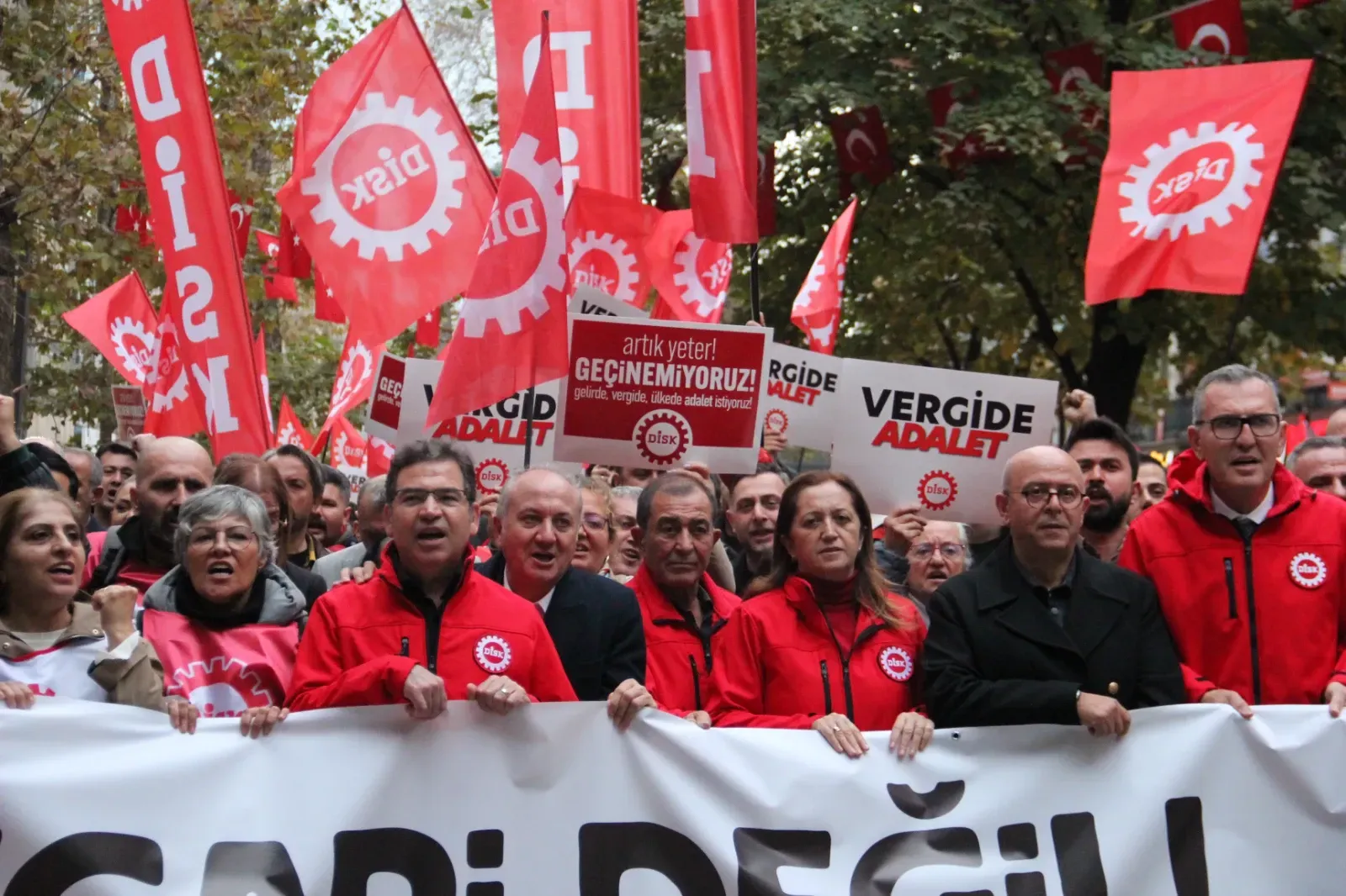 Kocaeli’de Di̇sk’li İşçiler Sokağa Çıktı “Asgari Değil, İnsanca Yaşayacak Ücret İstiyoruz”