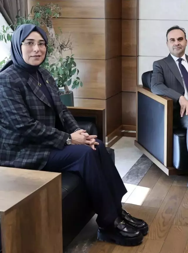 Milletvekili Giydigi 52 Bin Liralik Ayakkabi Ile 19392958 7762 M-1