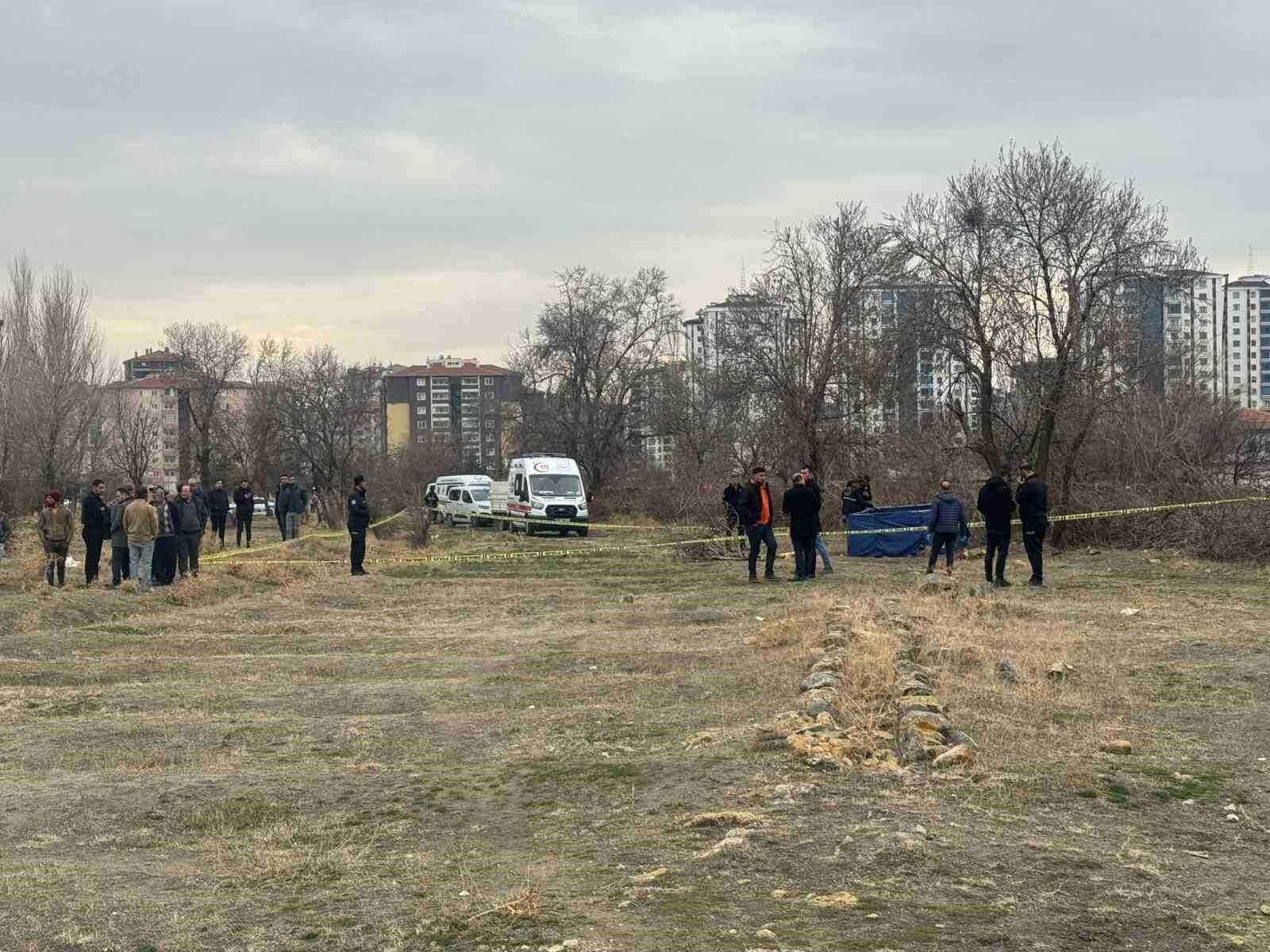 Niğde’de Arazide Erkek Cesedi Bulundu 2