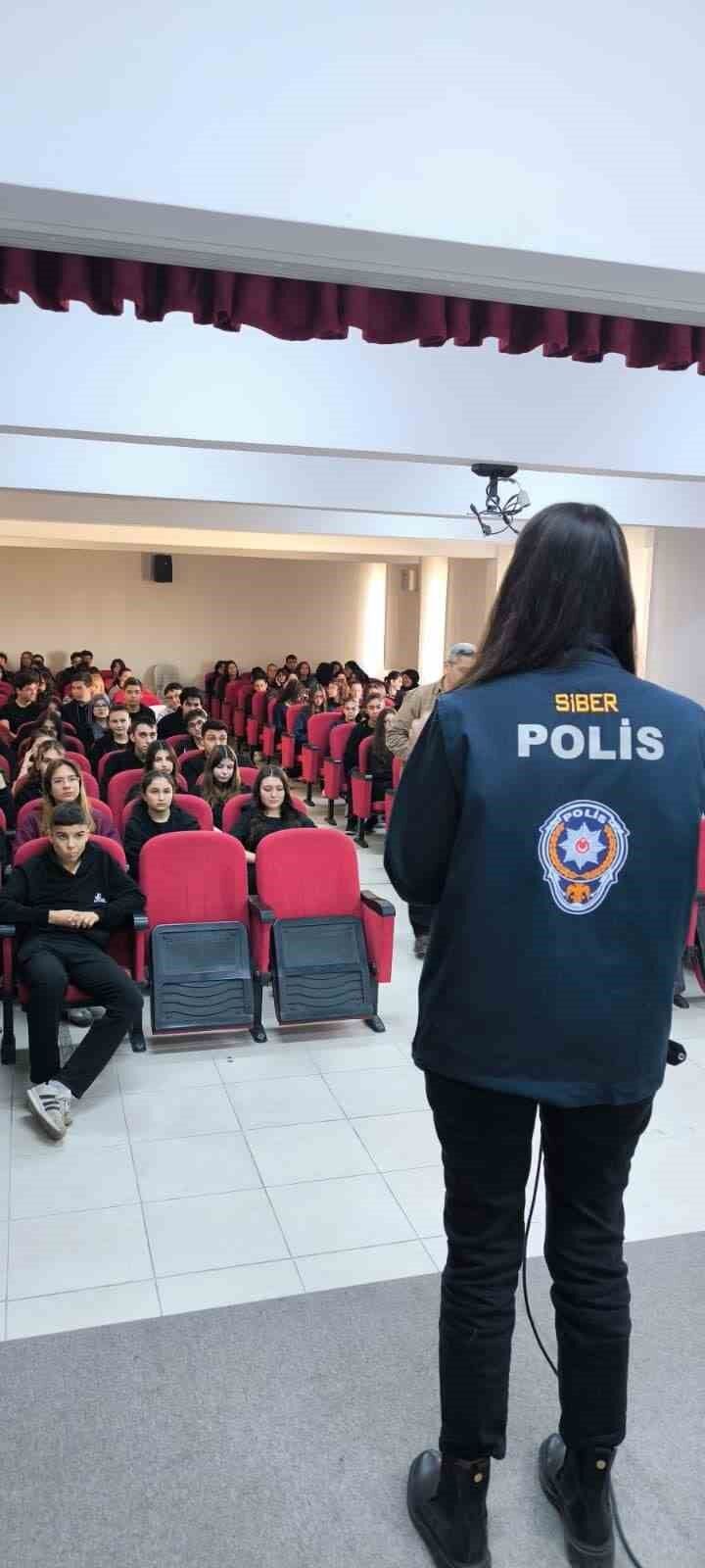 Polisten 500 Öğrenciye Si̇beray Egitimi 2