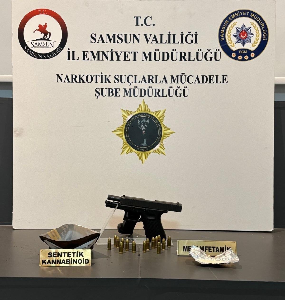 Silecek düğmesiyle açılıyordu: Samsun’da gizli bölmeden uyuşturucu ve silah çıktı-1