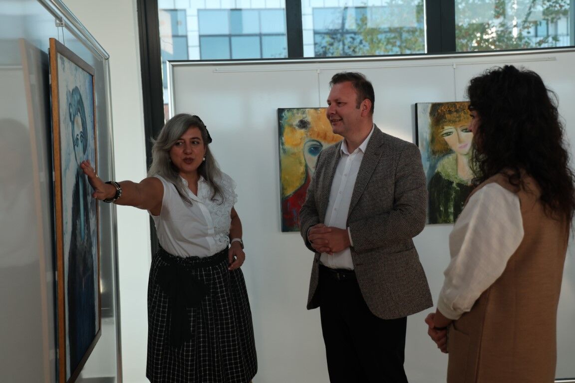 Kartepe Belediyesi, kültür ve sanat çalışmalarına aralıksız devam ediyor. Bu kapsamda Kartepe Sanat Evi, ressam Ülkü Aksoy’un tiyatro ve edebiyattan beslenen eserlerinden oluşan “Yansımalar / Reflections” adlı kişisel sergisini sanatseverlerle buluşturdu.