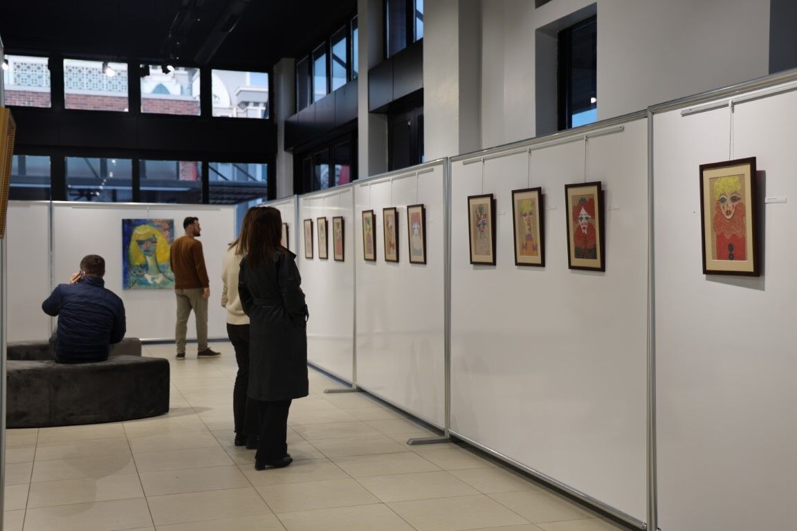 Kartepe Belediyesi, kültür ve sanat çalışmalarına aralıksız devam ediyor. Bu kapsamda Kartepe Sanat Evi, ressam Ülkü Aksoy’un tiyatro ve edebiyattan beslenen eserlerinden oluşan “Yansımalar / Reflections” adlı kişisel sergisini sanatseverlerle buluşturdu.
