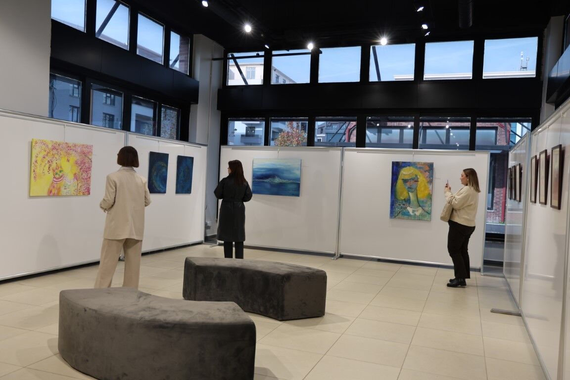Kartepe Belediyesi, kültür ve sanat çalışmalarına aralıksız devam ediyor. Bu kapsamda Kartepe Sanat Evi, ressam Ülkü Aksoy’un tiyatro ve edebiyattan beslenen eserlerinden oluşan “Yansımalar / Reflections” adlı kişisel sergisini sanatseverlerle buluşturdu.