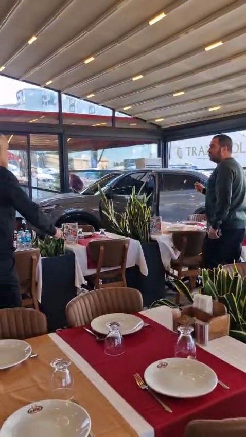 Ünlü Sanatçı Cahit Berkay, Kullandığı Araçla Restorana Daldı 2
